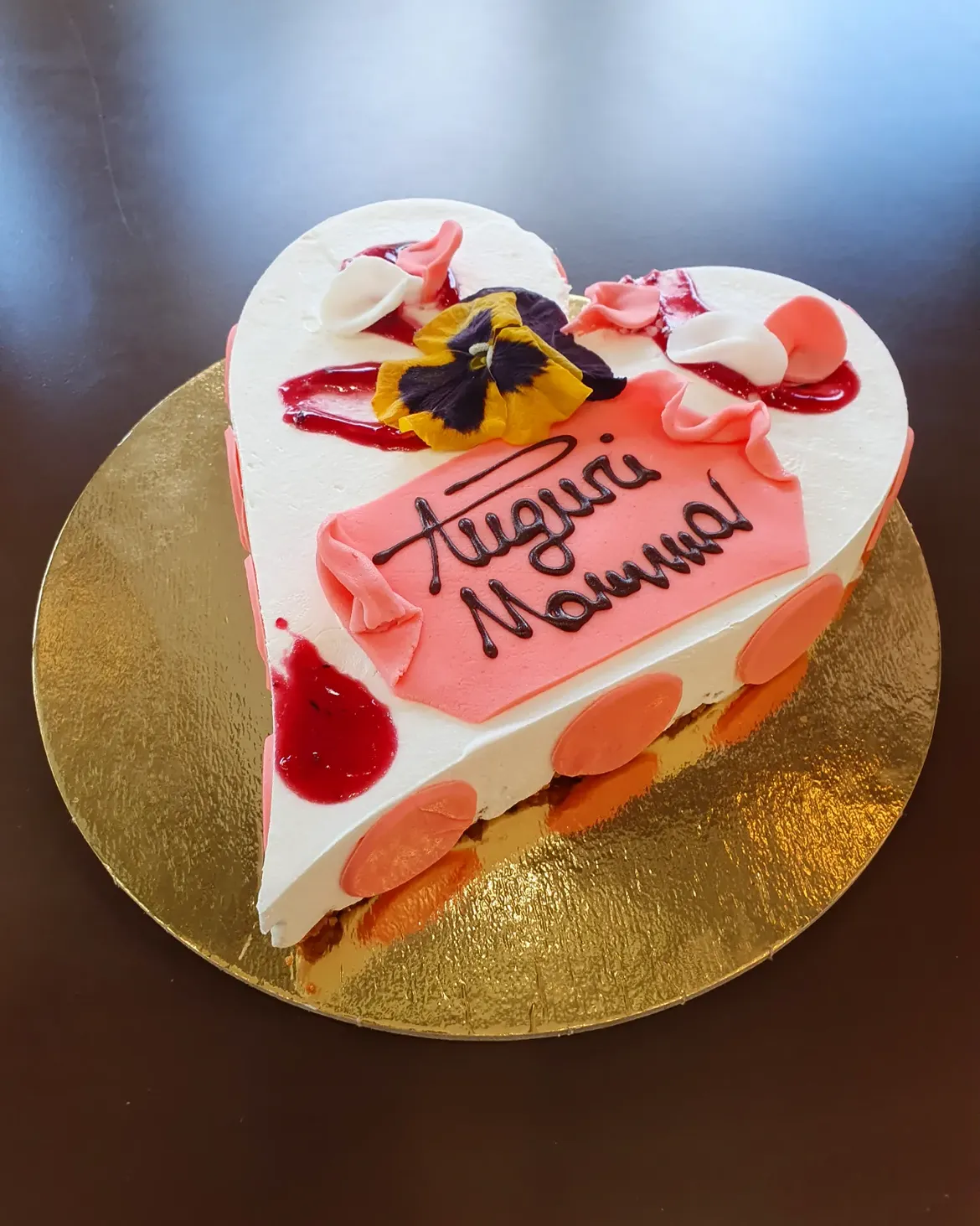 Torta gelato a forma di cuore Cuore di Mamma con petali di pansé edibili