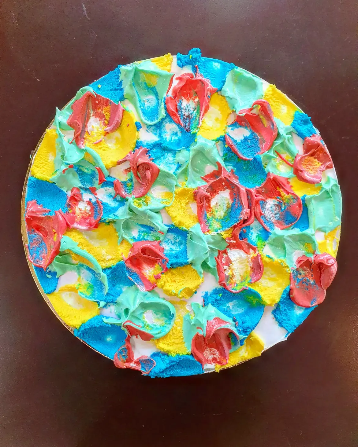 Torta gelato Pop Art Frosting con pennellate di panna colorata